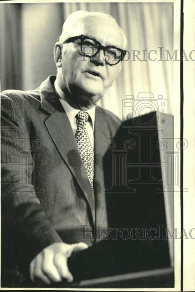 Load image into Gallery viewer, 1974 Press Photo President Nixon's Economic Adviser Kenneth Rush Talks Budget
