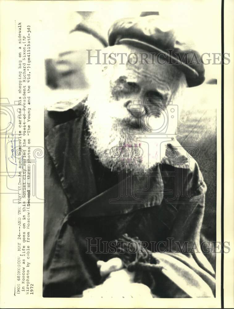 1972 Press Photo Life in Moscow, aging Muscovite on sidewalk of Moscow