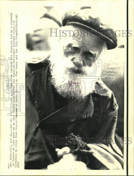 1972 Press Photo Life in Moscow, aging Muscovite on sidewalk of Moscow