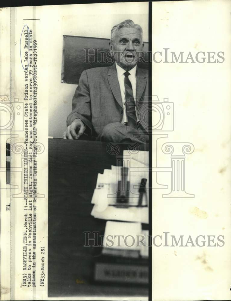 1969 Press Photo Tennessee State Prison Warden Lake Russell talk to press