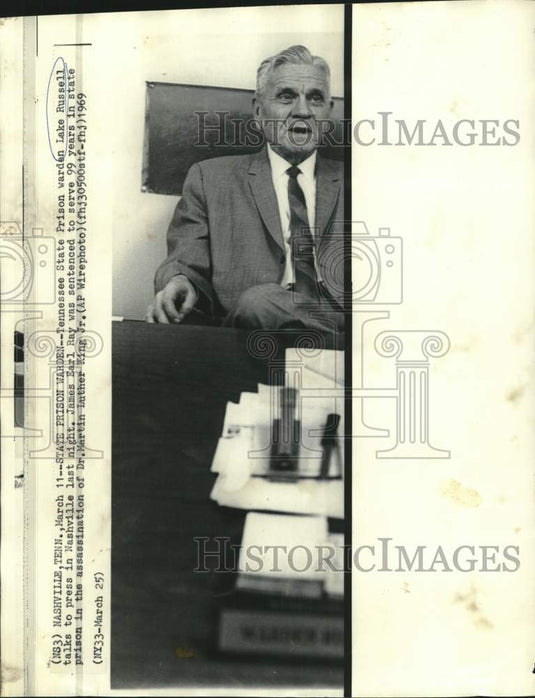 1969 Press Photo Tennessee State Prison Warden Lake Russell talk to press