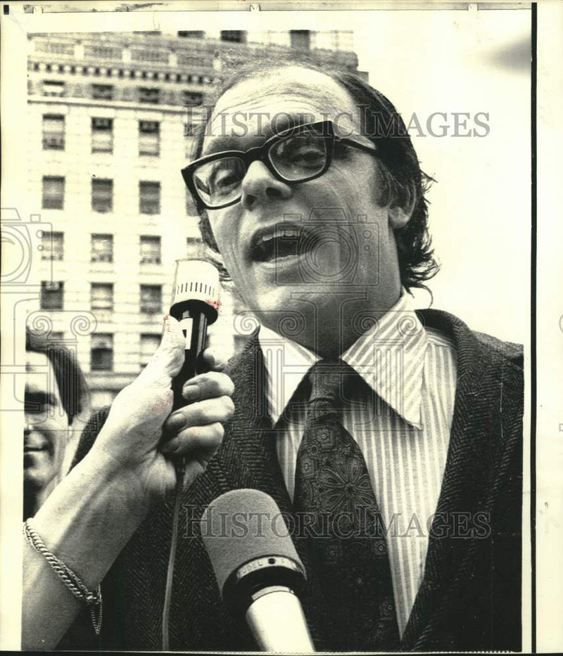 Load image into Gallery viewer, 1973 Press Photo Pentagon papers witness Anthony J. Russo - now39280
