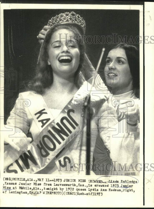 1973 Press Photo Lydia Madson crowns Linda Rutledge as Kansas Junior Miss 1973