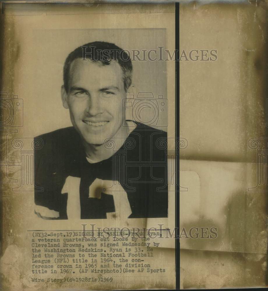 1969 Press Photo Veteran football quarterback Frank Ryan poses for a photo