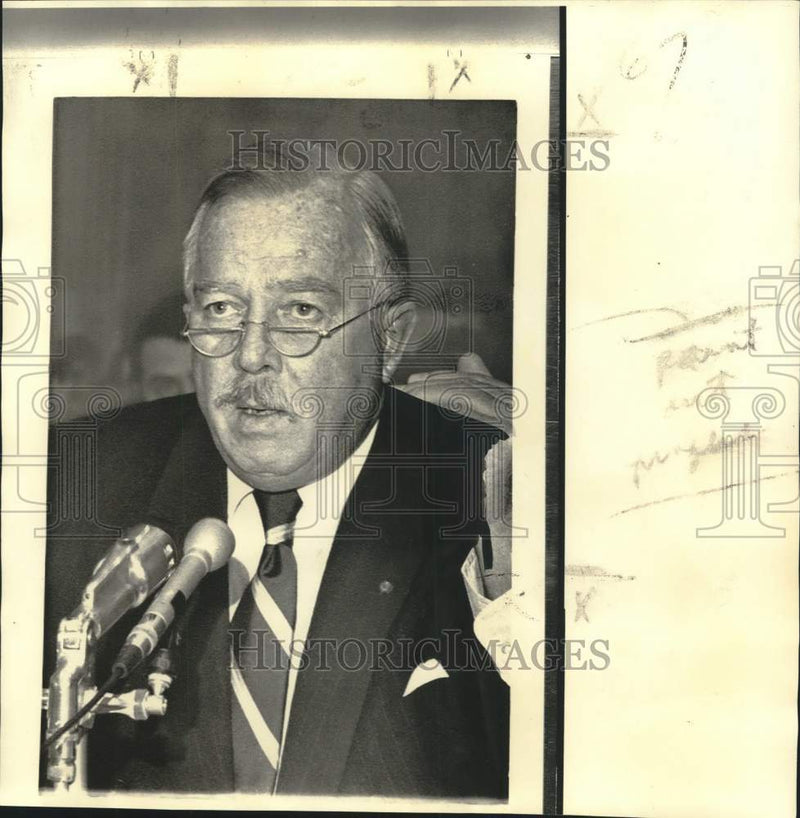 Load image into Gallery viewer, 1972 Press Photo Secretary of the Navy John Warner speaks at a meeting
