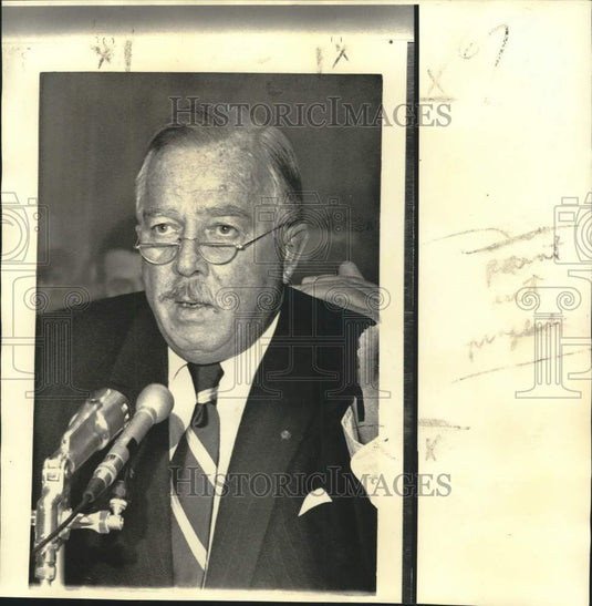 1972 Press Photo Secretary of the Navy John Warner speaks at a meeting