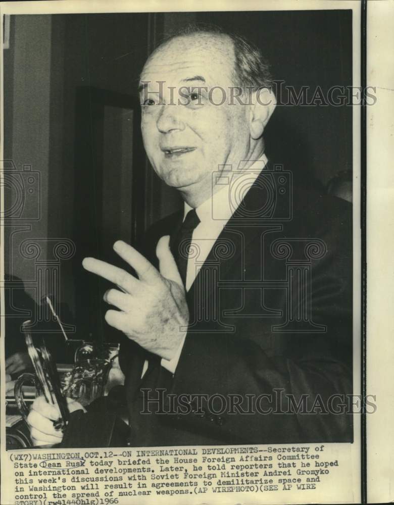 1966 Press Photo Secretary of State Dean Rusk briefs a committee in Washington