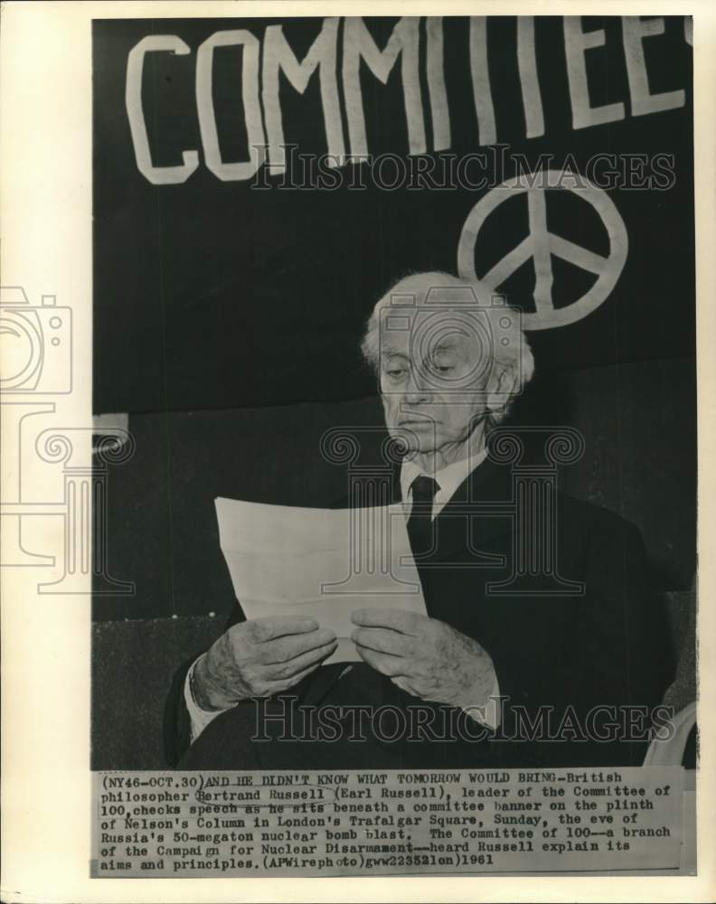 Load image into Gallery viewer, 1961 Press Photo British philosopher Earl Russell reviews his speech in London
