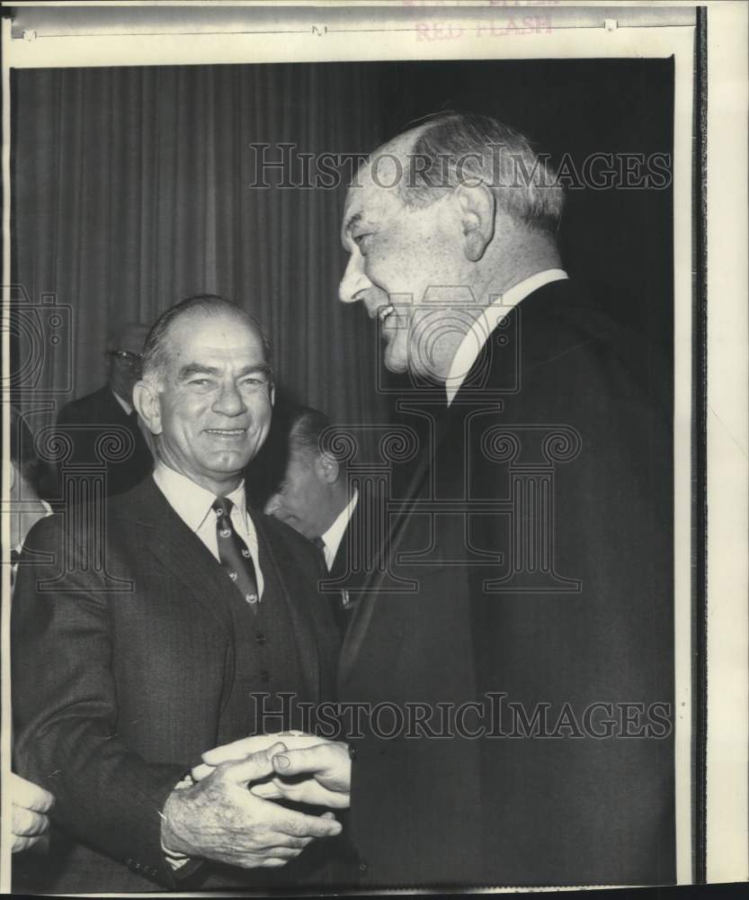 1968 Press Photo A greeting for Dean Rusk - now39333