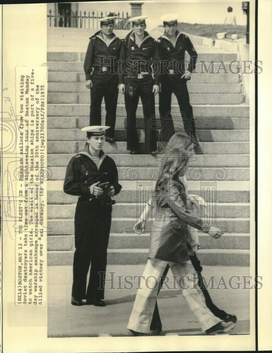 1975 Press Photo Russian sailors watch American girls during Boston tour