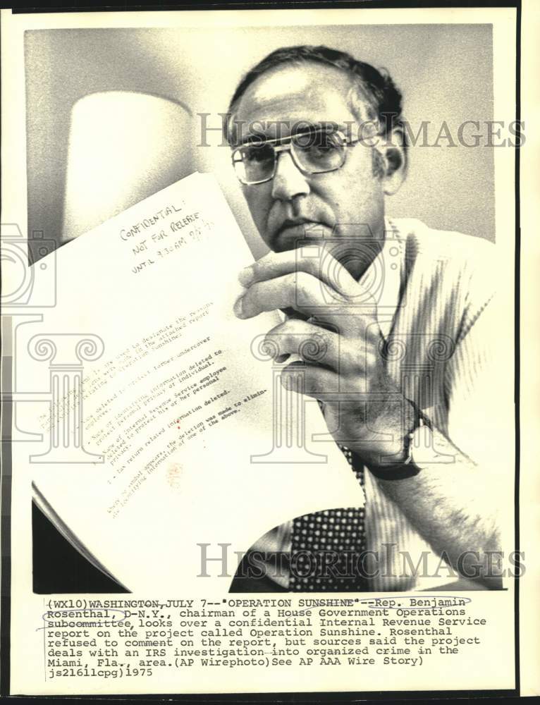 1975 Press Photo Benjamin Rosenthal looks over IRS &quot;Operation Sunshine&quot; report