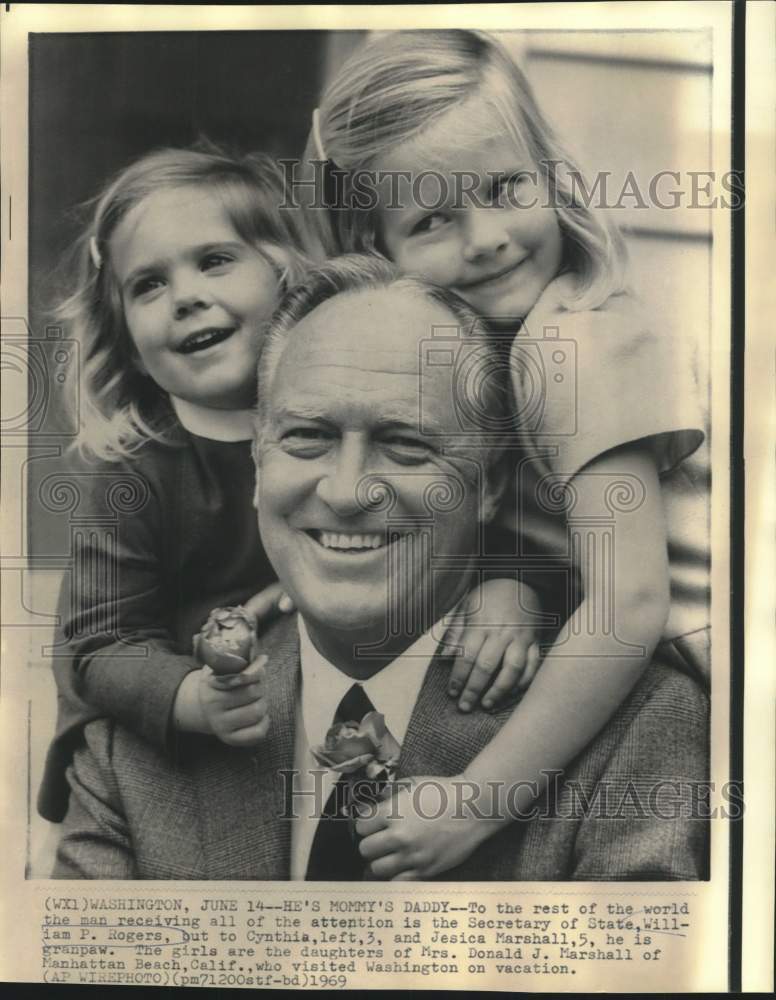1969 Press Photo Secretary of State William Rogers known as Grandpaw to girls