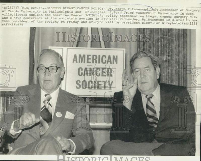 Load image into Gallery viewer, 1974 Press Photo Drs. George Rosemond and Benjamin Byrd discuss cancer policy
