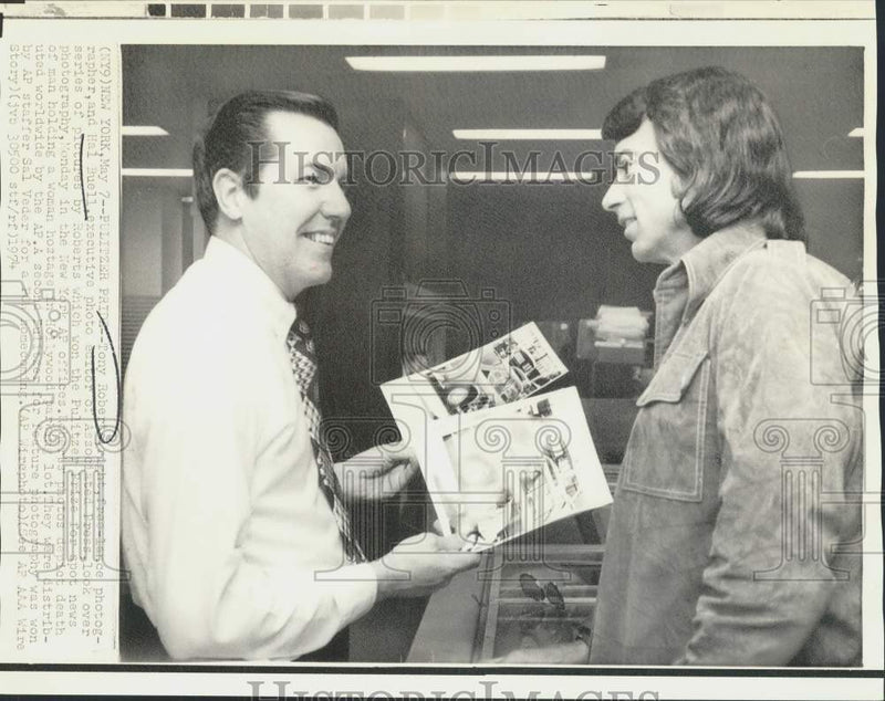 Load image into Gallery viewer, 1974 Press Photo AP Pulitzer Prize winner Tony Roberts and editor Hal Buell
