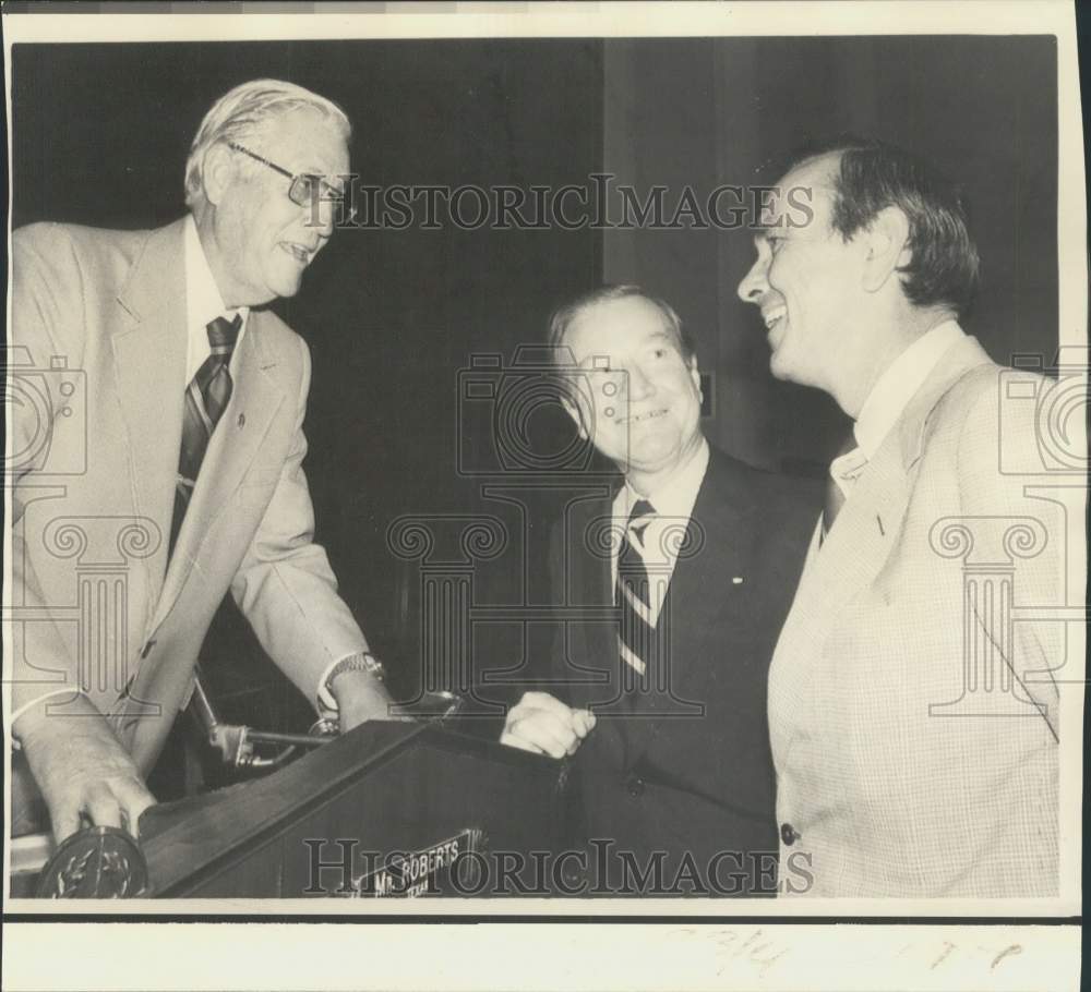 1975 Press Photo Representative Ray Roberts and EPA delegates meet in Washington