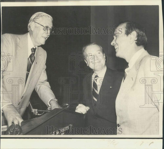 1975 Press Photo Representative Ray Roberts and EPA delegates meet in Washington