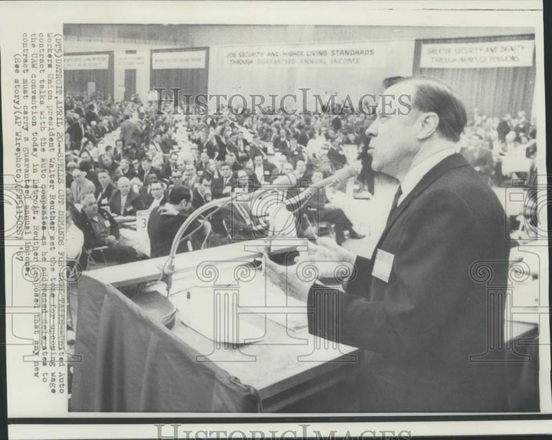 Load image into Gallery viewer, 1967 Press Photo UAW President Walter Reuther addresses Detroit convention.
