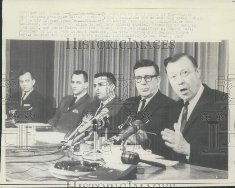 Load image into Gallery viewer, 1967 Press Photo UAW President Walter Reuther with Ohio Local 549 officials
