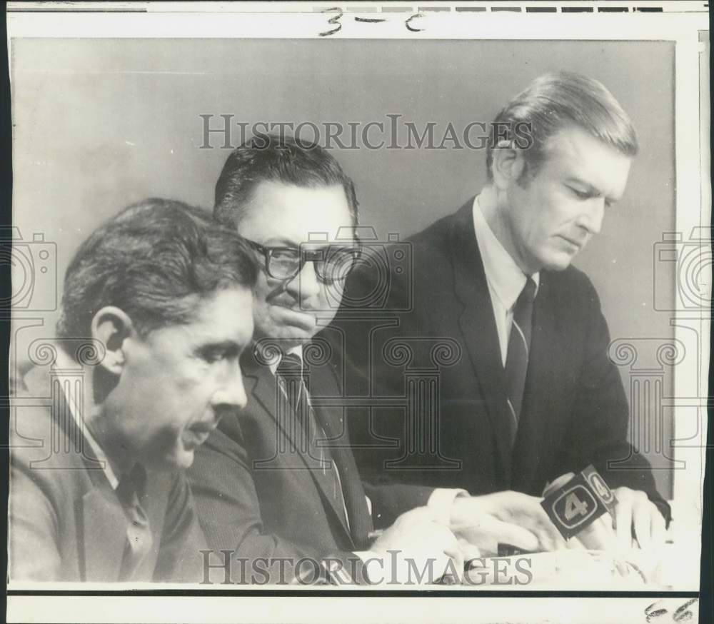 1969 Press Photo New York mayoral candidates check notes during NBC Direct LIne