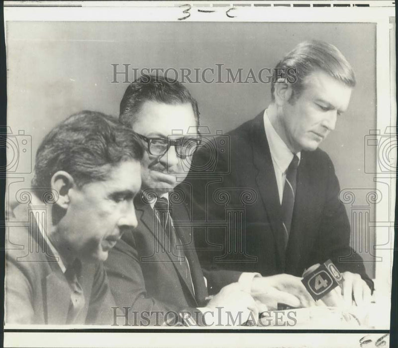 Load image into Gallery viewer, 1969 Press Photo New York mayoral candidates check notes during NBC Direct LIne
