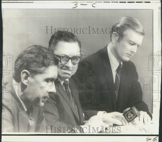 1969 Press Photo New York mayoral candidates check notes during NBC Direct LIne