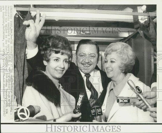 1969 Press Photo New York Mayoral candidate Mario Procaccino and family vote