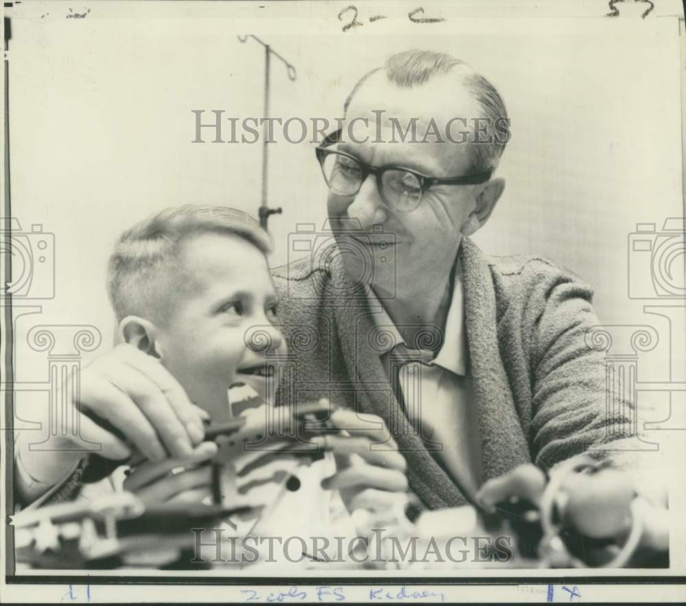 1968 Press Photo James and Bill Puckett at Atlanta hospital before surgery