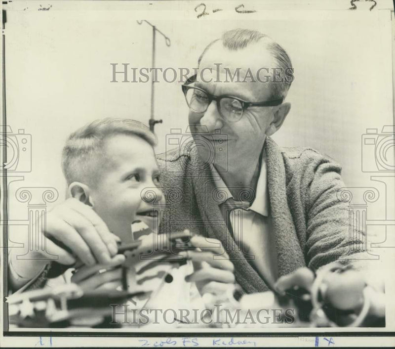Load image into Gallery viewer, 1968 Press Photo James and Bill Puckett at Atlanta hospital before surgery
