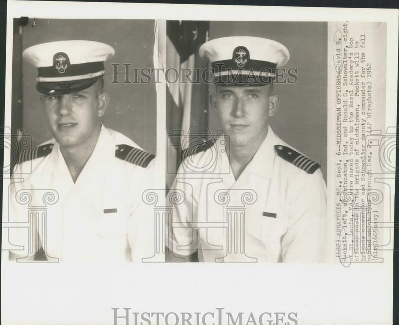 Load image into Gallery viewer, 1972 Press Photo Naval Academy Midshipmen Brigade Commanders, Annapolis

