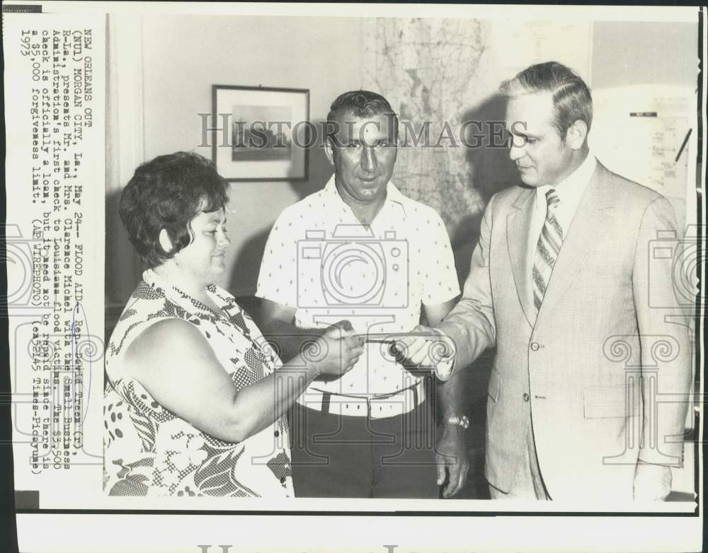 1973 Press Photo Representative David Treen presents check to LA flood victims