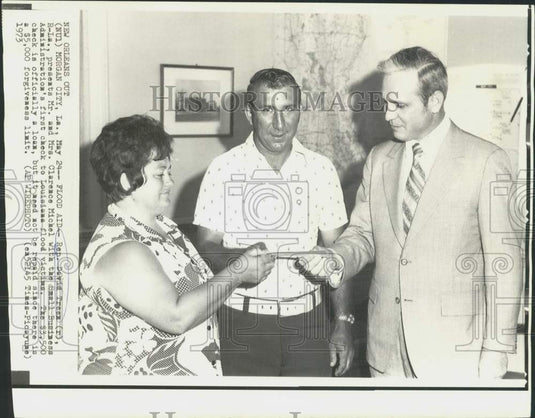 1973 Press Photo Representative David Treen presents check to LA flood victims