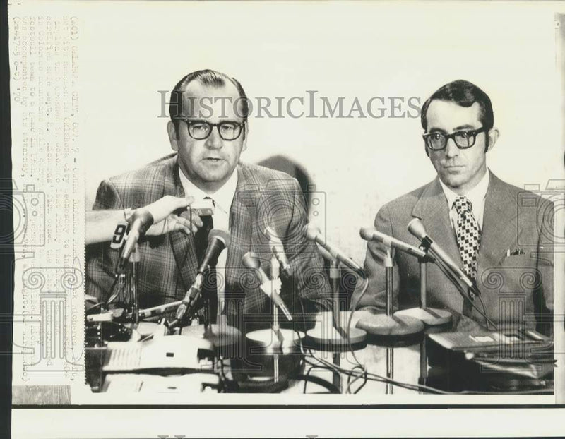 Load image into Gallery viewer, 1970 Press Photo Jack Richards and attorney - now39472
