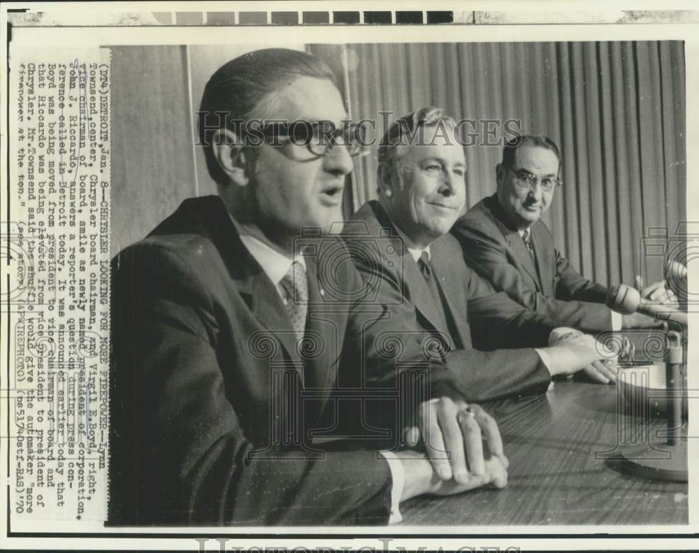 1970 Press Photo Chrysler officials Lynn Townsend and Virgil Boyd with reporters