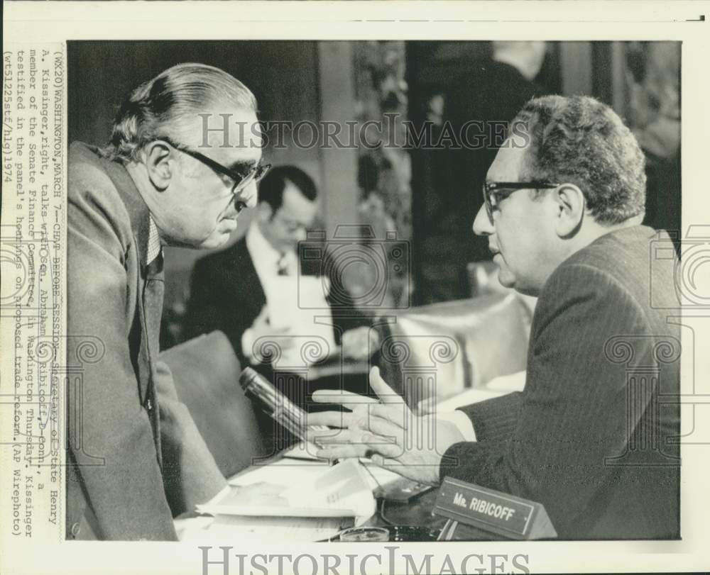 1974 Press Photo Henry Kissinger and Senator Abraham Ribicoff chat in Washington