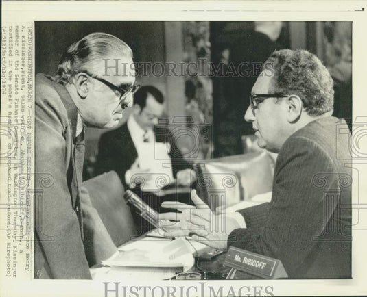 1974 Press Photo Henry Kissinger and Senator Abraham Ribicoff chat in Washington
