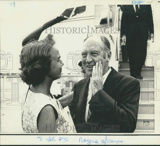 1971 Press Photo Sec. of State William Rogers is greeted by his wife, Wash. D.C.