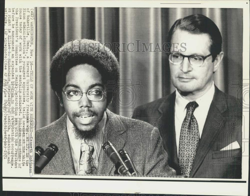 Load image into Gallery viewer, 1971 Press Photo Nixon's youngest appointee Kenneth Robinson, 17, with press
