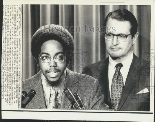 1971 Press Photo Nixon's youngest appointee Kenneth Robinson, 17, with press