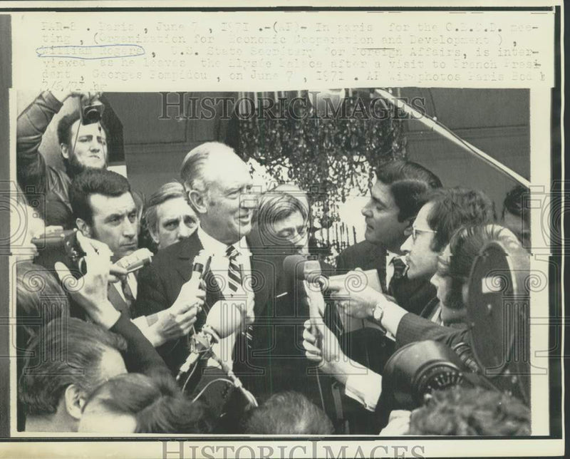 Load image into Gallery viewer, 1971 Press Photo William Rogers interviewed leaving Elysee Palace in Paris
