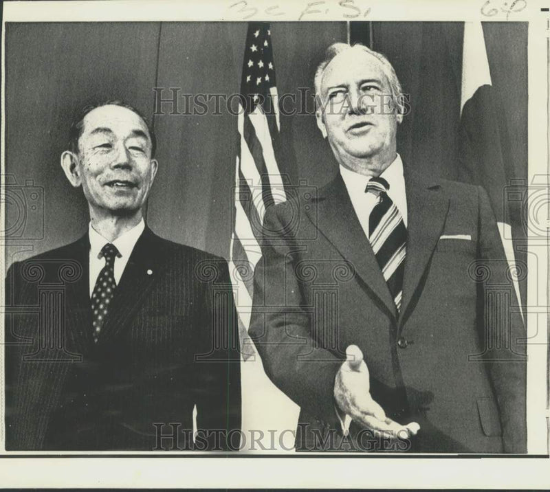 Load image into Gallery viewer, 1971 Press Photo William Rogers and Japan's Takeo Fukuda confer in Washington
