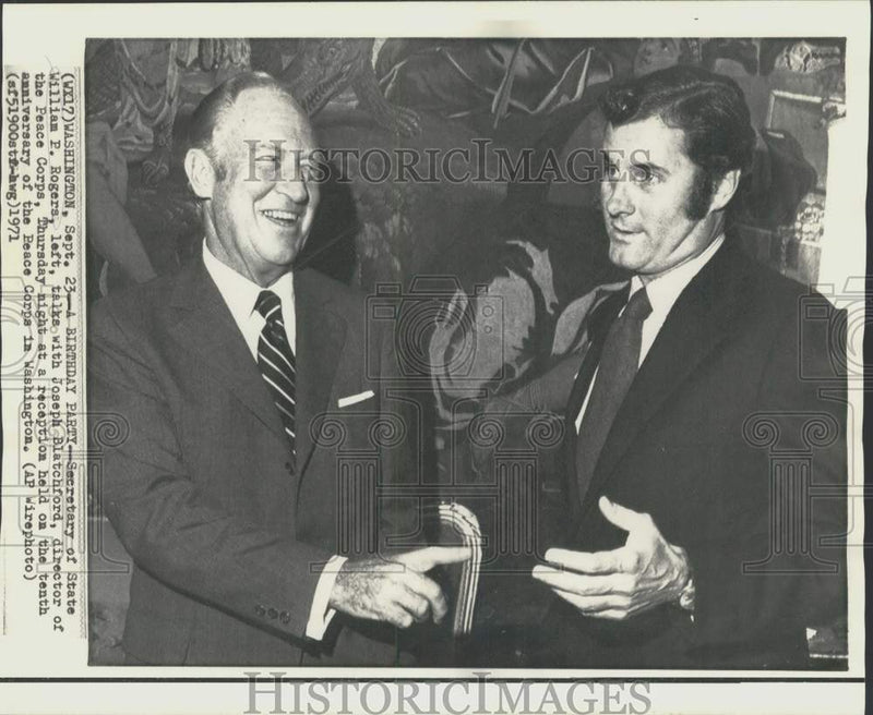 Load image into Gallery viewer, 1971 Press Photo William Rogers with Peace Corps Joseph Blatchford at reception
