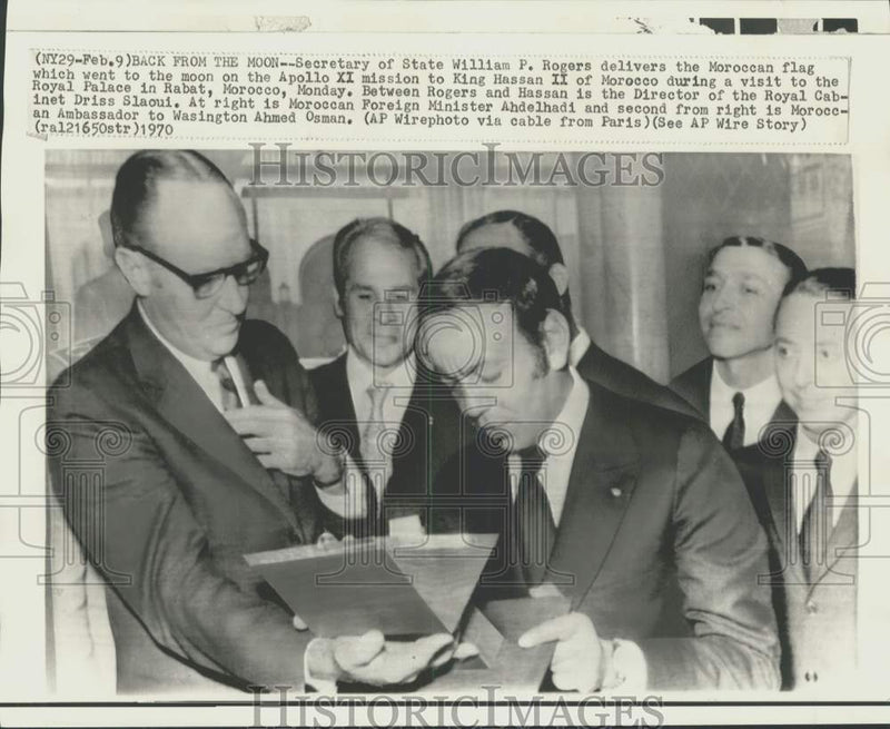 Load image into Gallery viewer, 1970 Press Photo William Rogers presents Moroccan flag back from moon to Hassan
