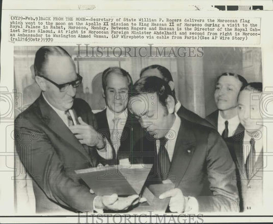 1970 Press Photo William Rogers presents Moroccan flag back from moon to Hassan