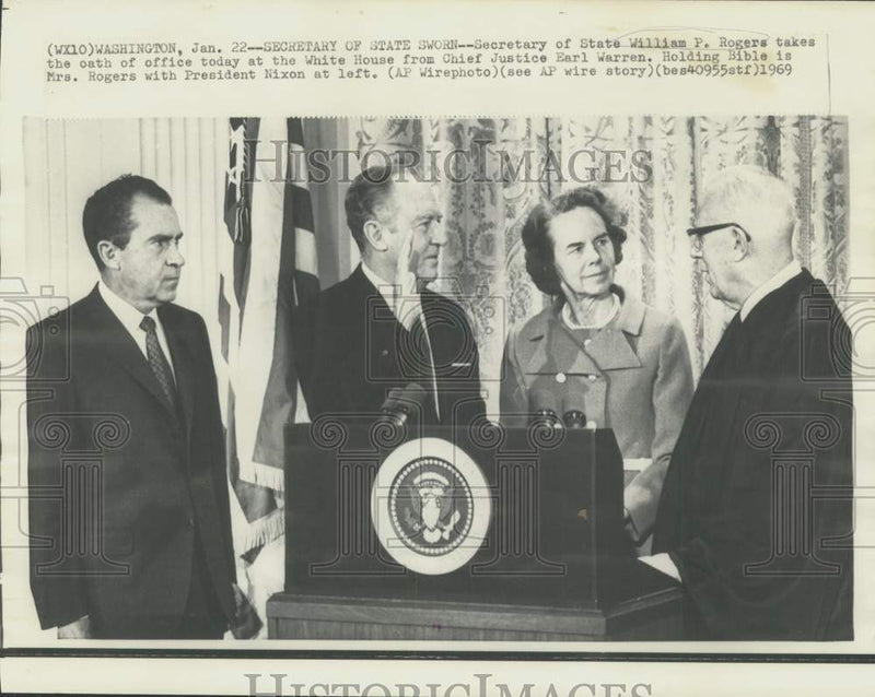 Load image into Gallery viewer, 1969 Press Photo William Rogers takes oath of office of State Secretary
