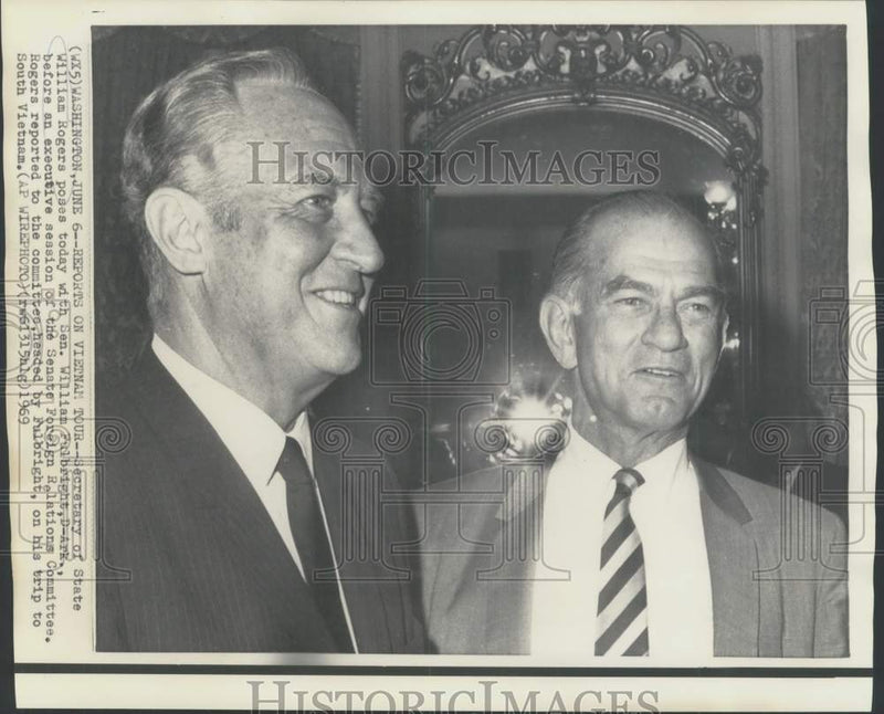 Load image into Gallery viewer, 1969 Press Photo Sec. of State William Rogers &amp; Sen. William Fulbright in Wash.
