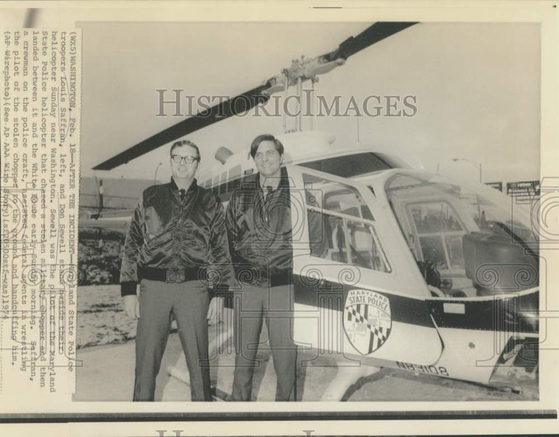 Load image into Gallery viewer, 1974 Press Photo Louis Saffran and Don Sewell beside their police helicopter
