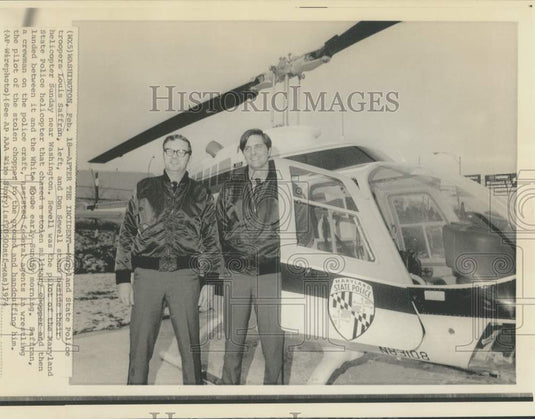 1974 Press Photo Louis Saffran and Don Sewell beside their police helicopter
