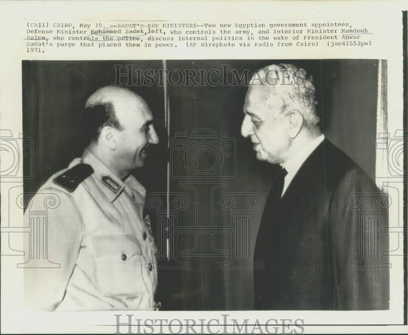 Load image into Gallery viewer, 1971 Press Photo New Egyptian Defense Minister, Interior Minister Confer, Cairo
