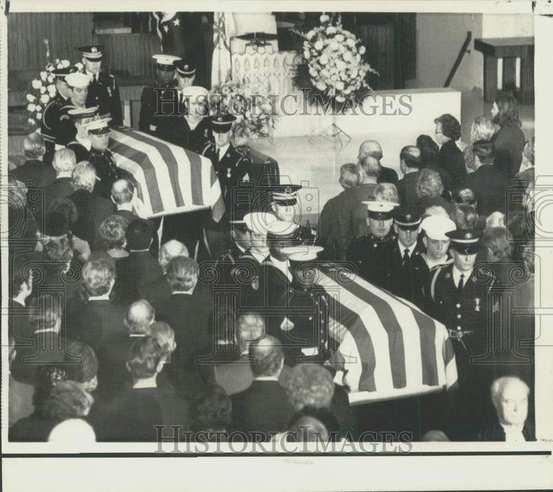 Load image into Gallery viewer, 1973 Press Photo Military Honor Guard at funeral of Cleo Noel and Curtis Moore
