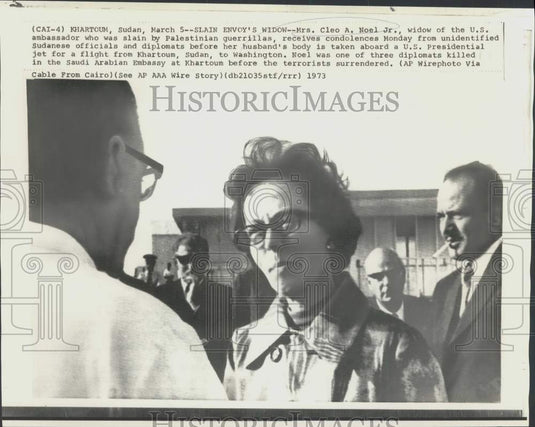 1973 Press Photo Slain envoy's widow Mrs. Cleo Noel receives condolences